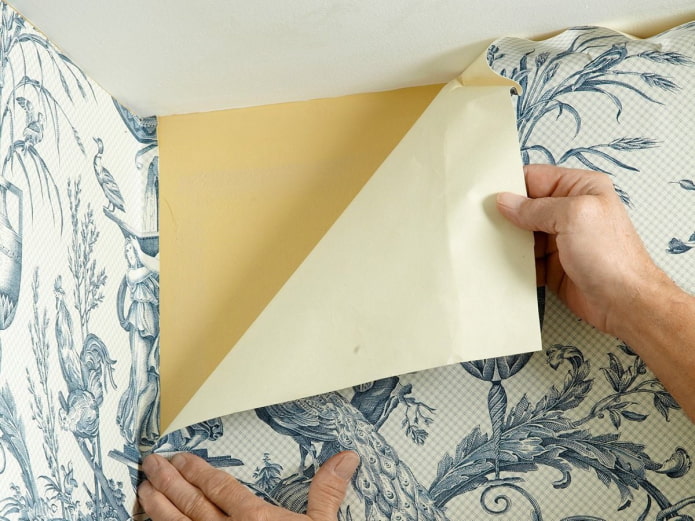 behang onder het plafond is losgelaten