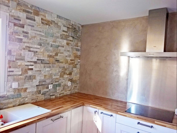 muren onder beige pleisterwerk