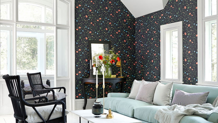 klein bloemenbehang in het interieur