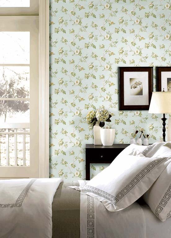 klein bloemenbehang in de slaapkamer