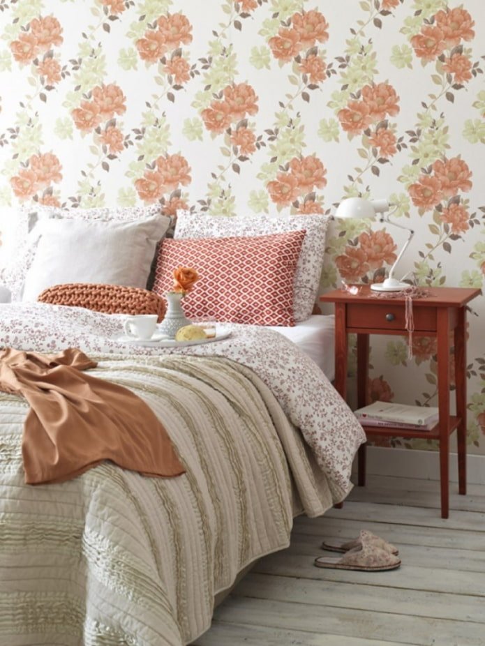 behang met bloemenprint in de slaapkamer