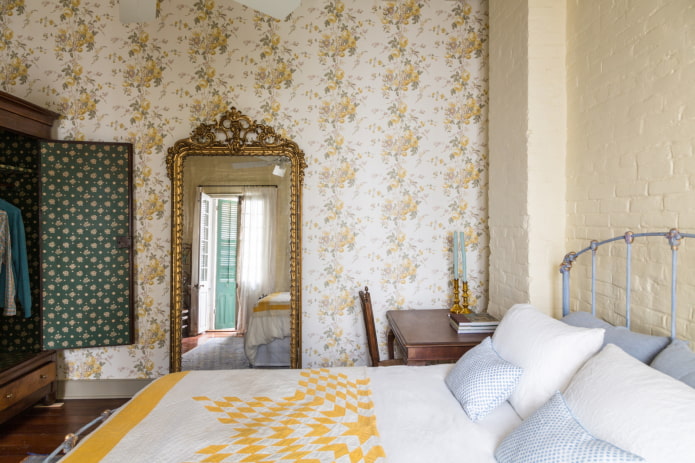 behang met bloemenprint in de slaapkamer
