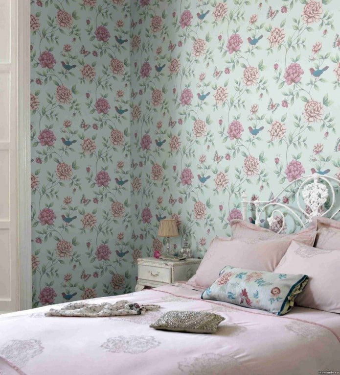 behang met bloemenprint in het interieur van de slaapkamer