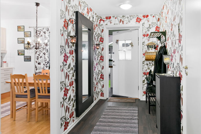 behang met bloemenpatroon in de gang