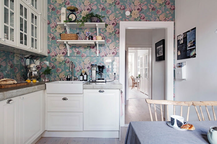 bloemenbehang in de keuken
