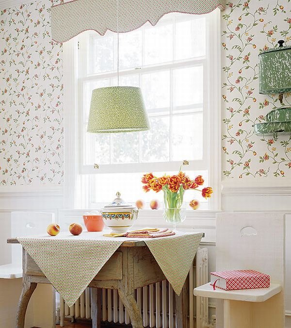 bloemenbehang in het keukeninterieur