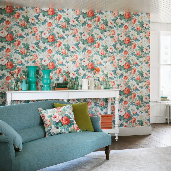 behang met bloemenprint in de woonkamer