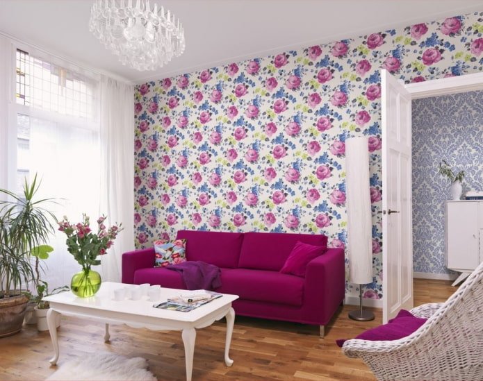 behang met bloemenprint in het interieur van de woonkamer