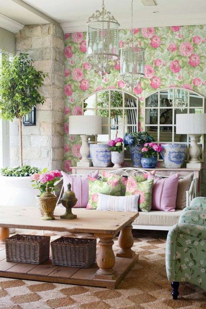 behang met bloemenprint in de woonkamer