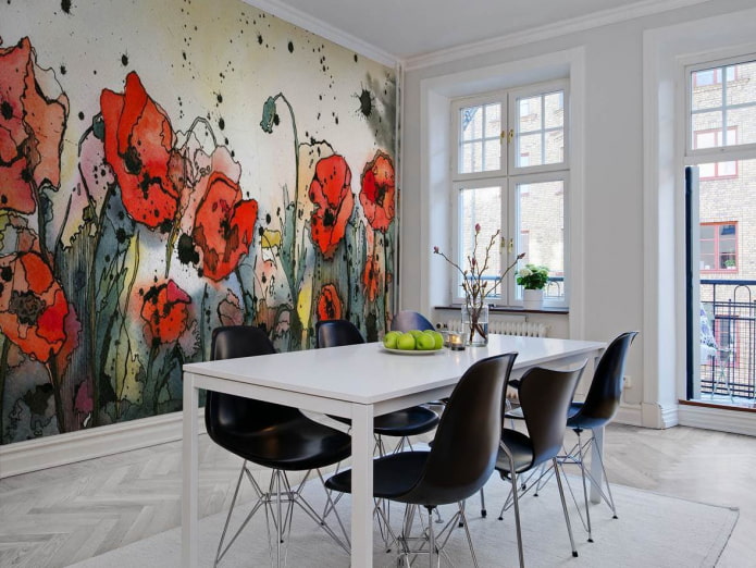 behang met klaprozen in het interieur van de eetkamer