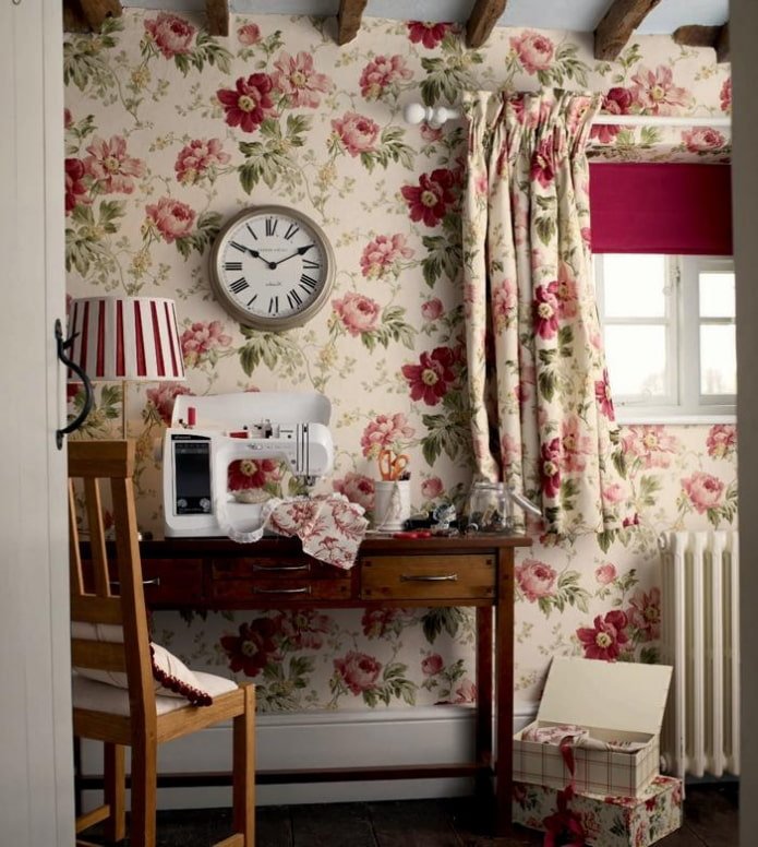behang met pioenrozen in het interieur