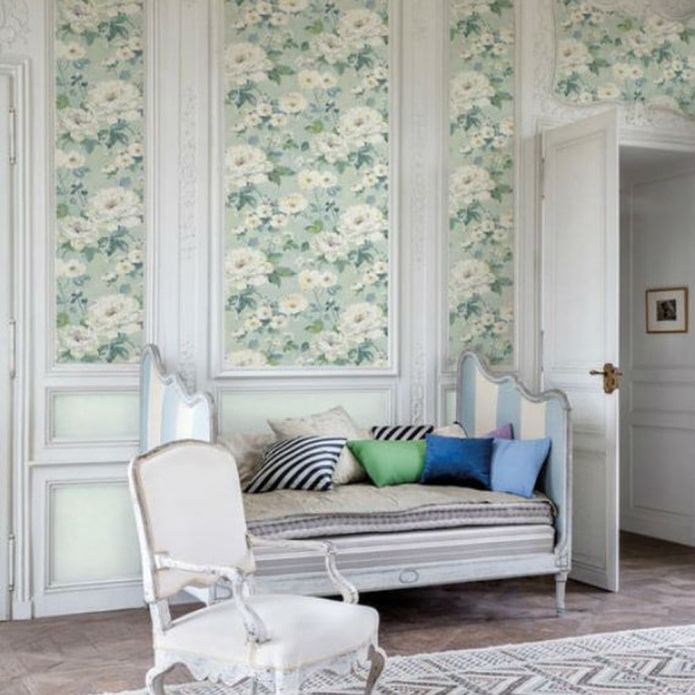 bloemenbehang in een klassiek interieur