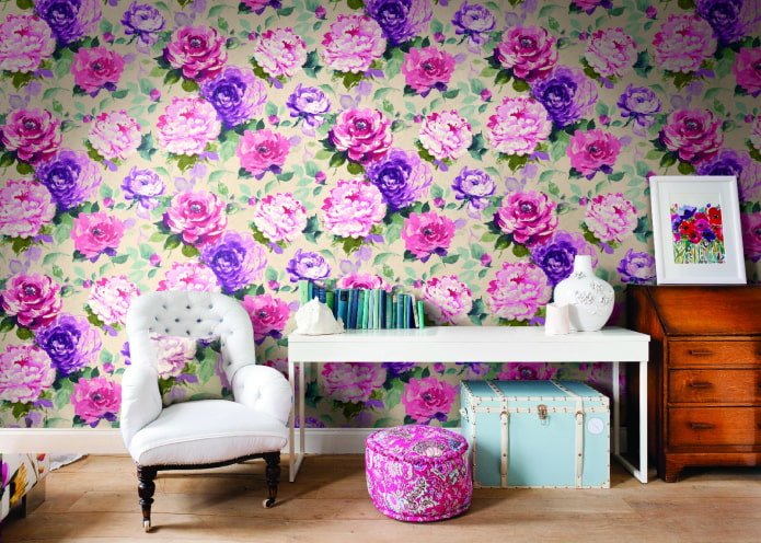 behang met pioenrozen in het interieur