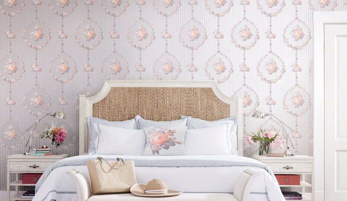 gestreept behang met bloemen in het interieur