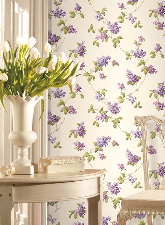 lila behang in het interieur
