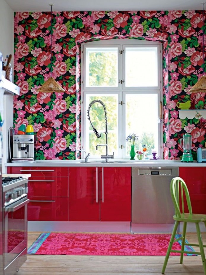 behang met een bloemenpatroon in het keukeninterieur