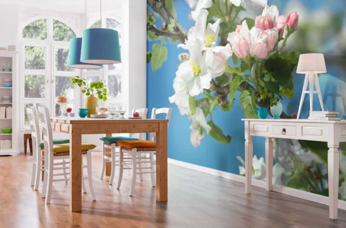 fotobehang met een bloeiende appelboom in het interieur van de eetkamer