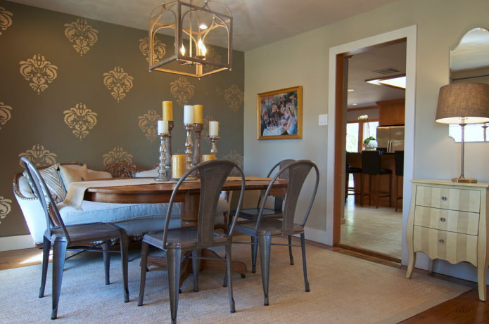 bruin behang met monogrampatroon