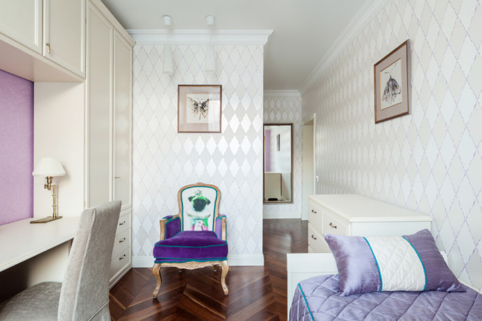 wit behang met een ornament