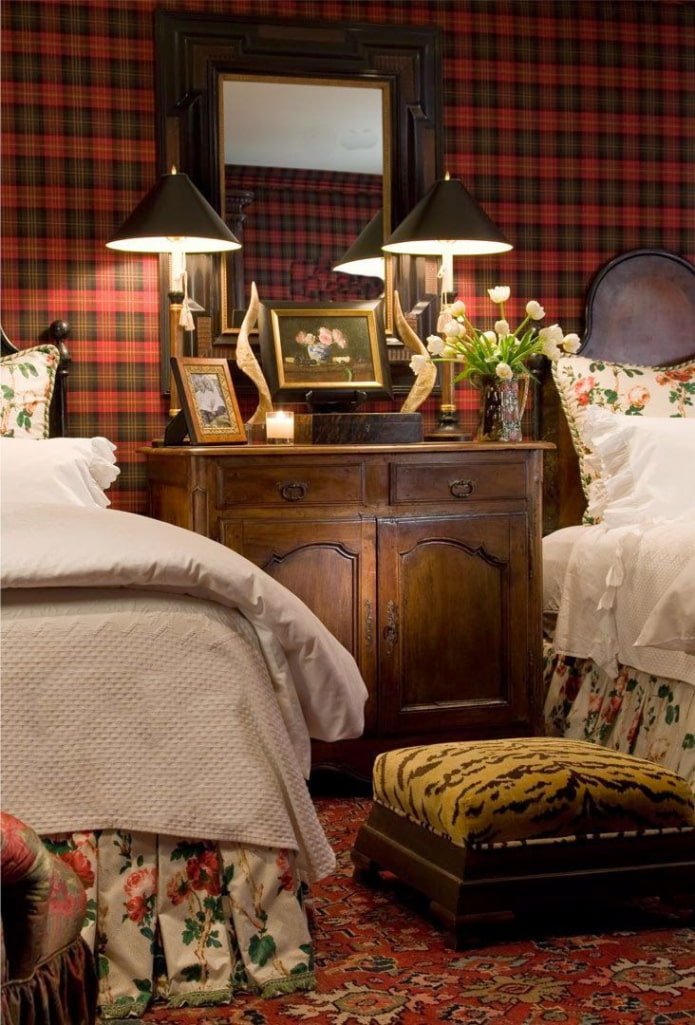 Slaapkamer met geruit behang