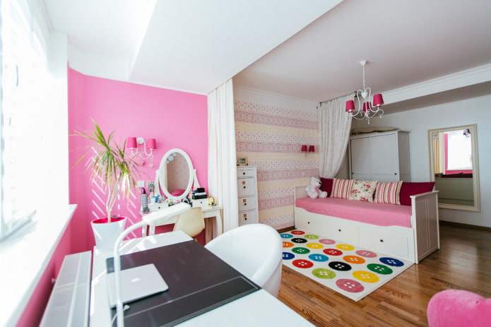 ruime kinderkamer met een grote spiegel