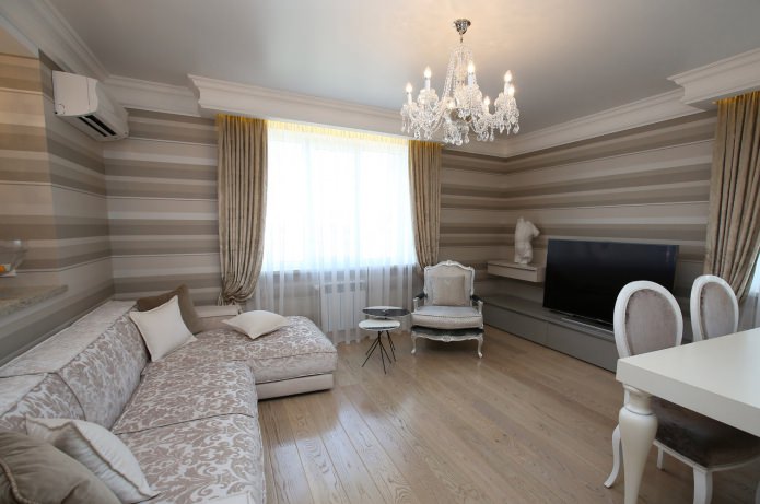Beige gestreept behang in het interieur van de woonkamer