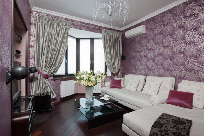 paars behang in de woonkamer