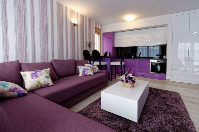 moderne woonkamer in paarse tinten