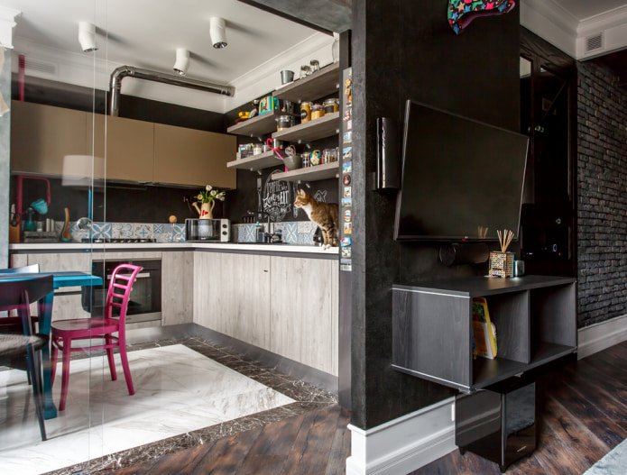 zwart behang in de tv-ruimte