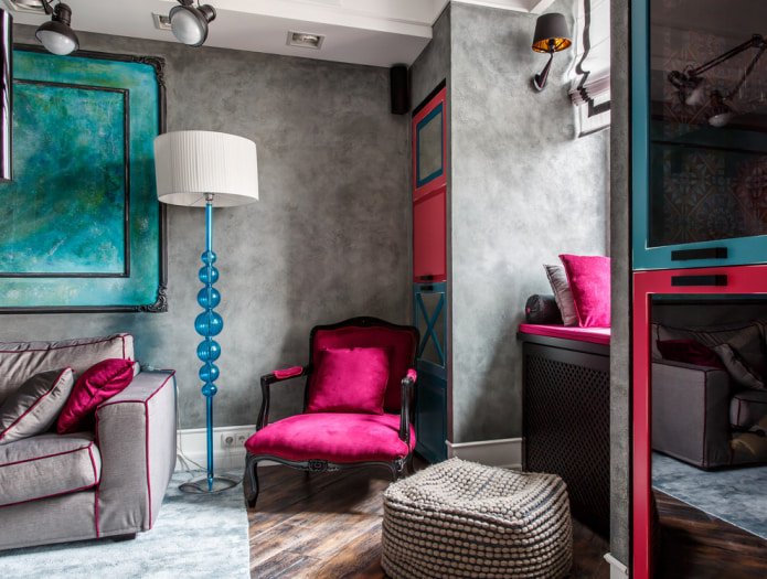 grijs behang onder pleisterwerk