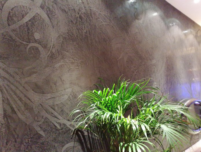 behang met patronen in pleisterwerk