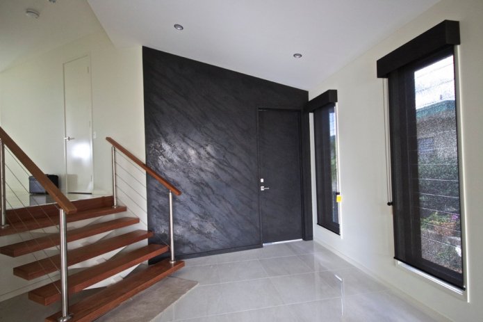 behang onder decoratief pleisterwerk