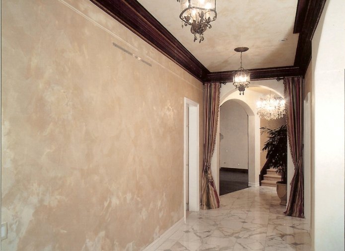 cr?mekleurige muren in de gang