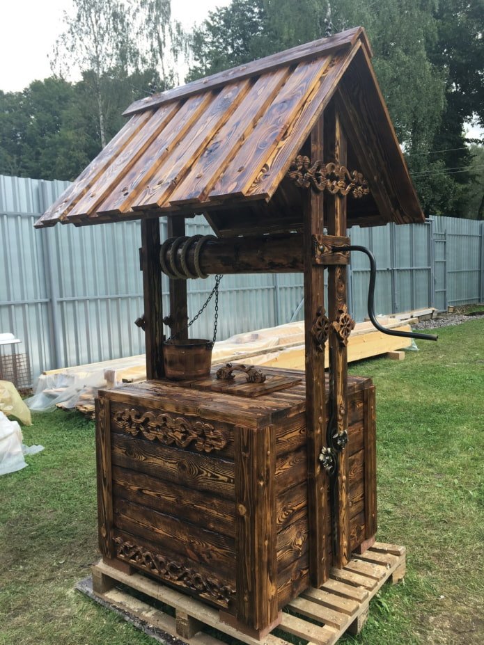 gebrande put met gebeeldhouwde decoraties