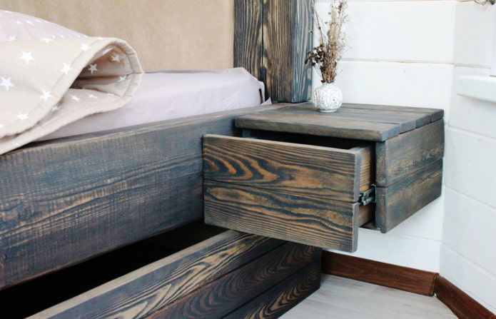 bed en nachtkastje van verkoold hout