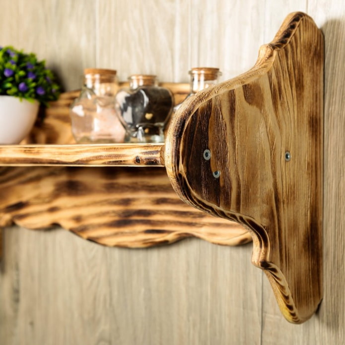plank van verkoold hout