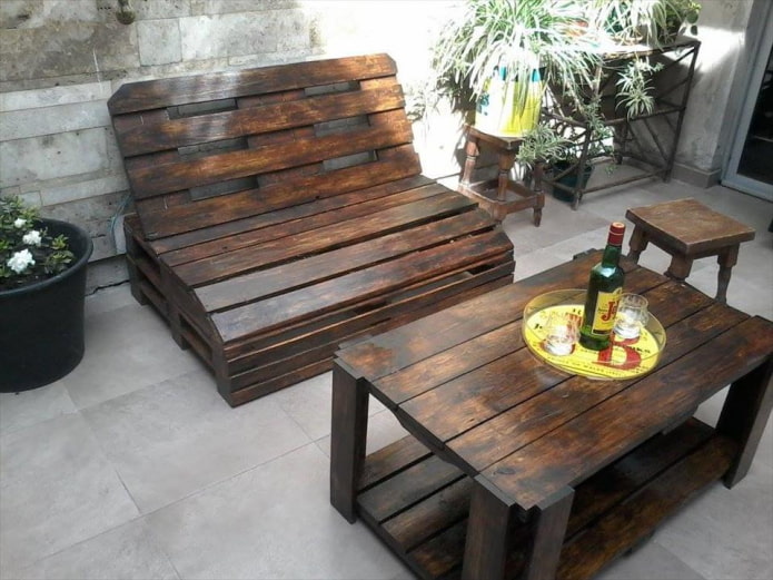 tuinmeubelen van verkoold hout