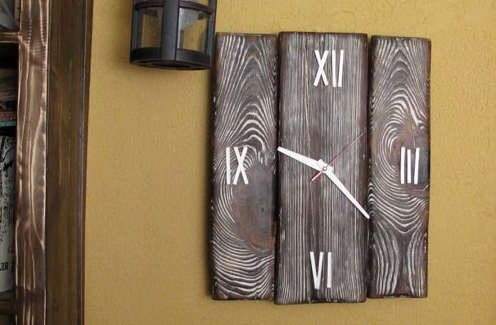 wandklok van gebrand hout