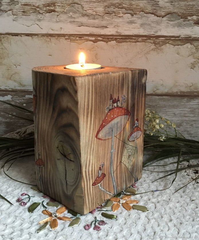 kandelaar van gebrand hout