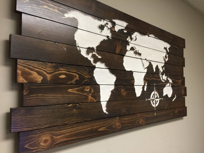 gebrande houten wandkaart van de wereld