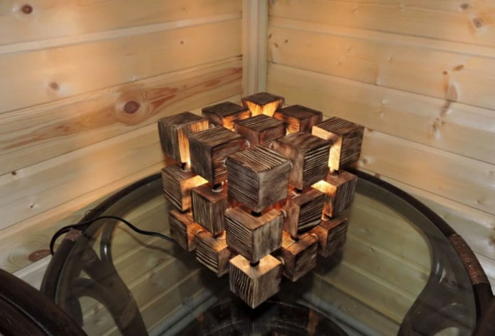 tafellamp van verkoold hout