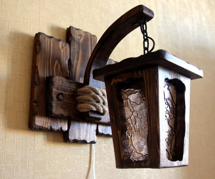 wandlamp van verkoold hout