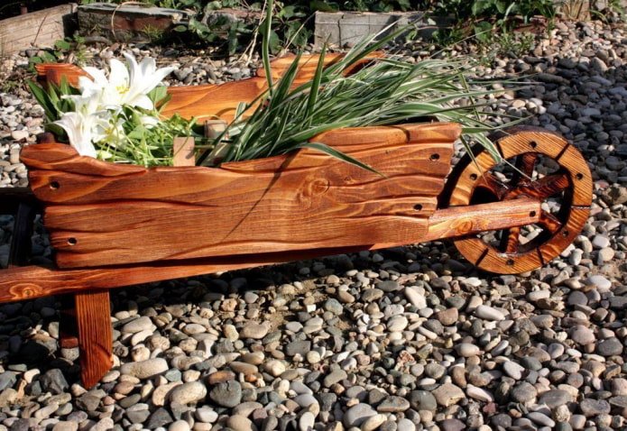 karrenvormig bloemperk van verbrand hout