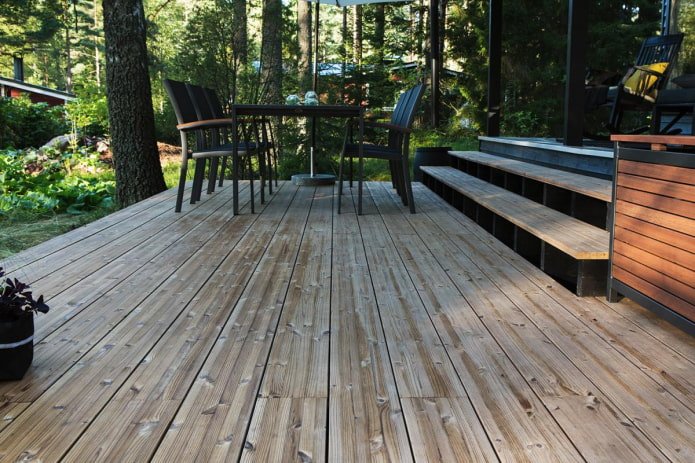 terras met gebrande plankenbekleding