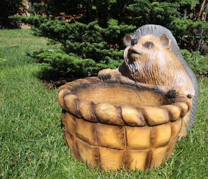 sculptuur van een egel met een mand van gebrand hout