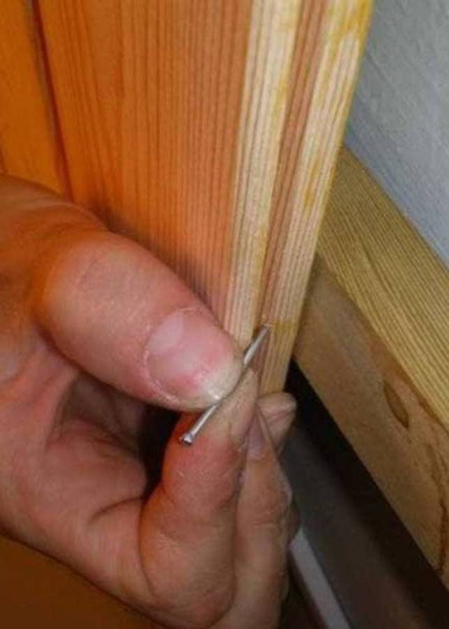 Bekleding met spijkers bevestigen