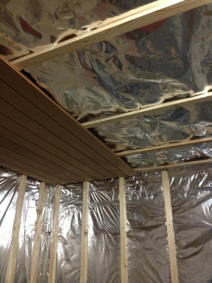 Het plafond bekleden, het begin van de werkzaamheden