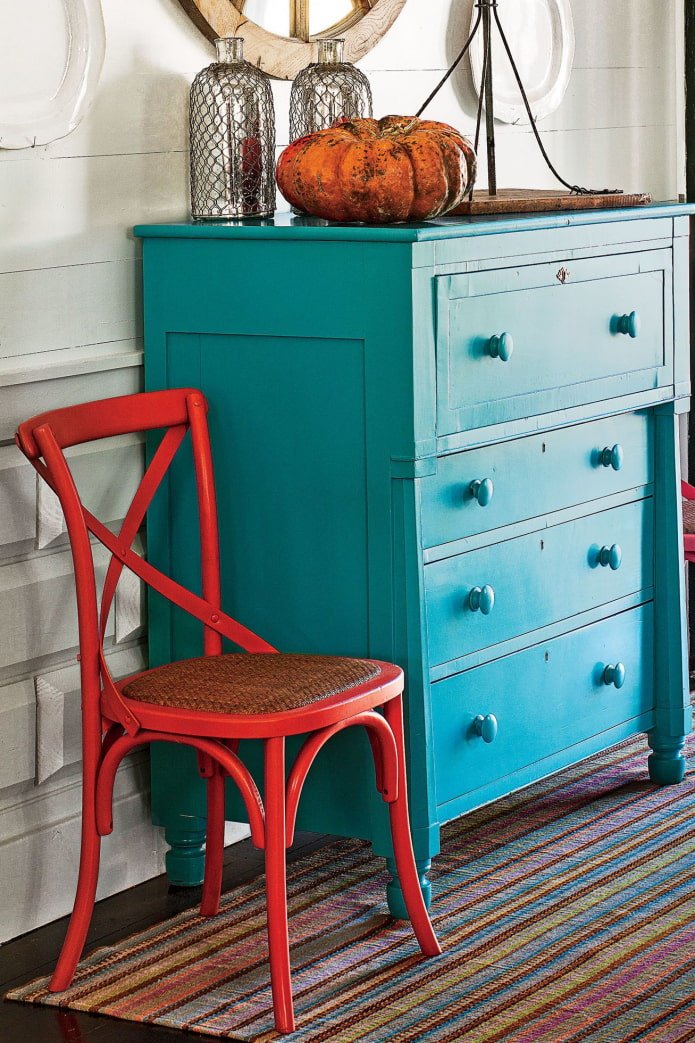 Geschilderde stoel en dressoir