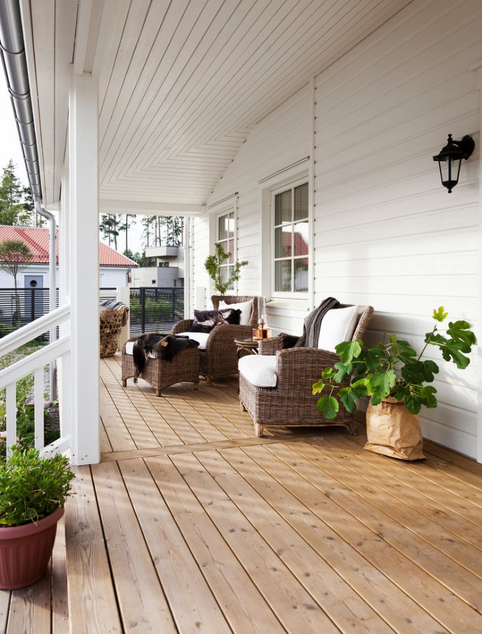 Veranda met rieten stoelen