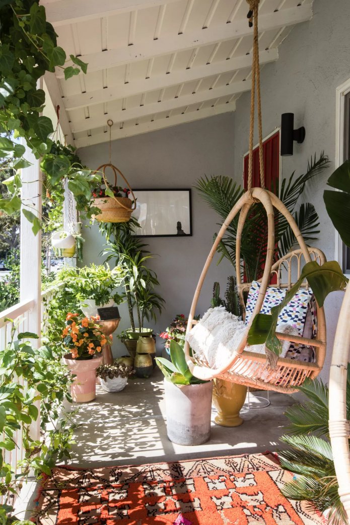 Planten en een hangstoel